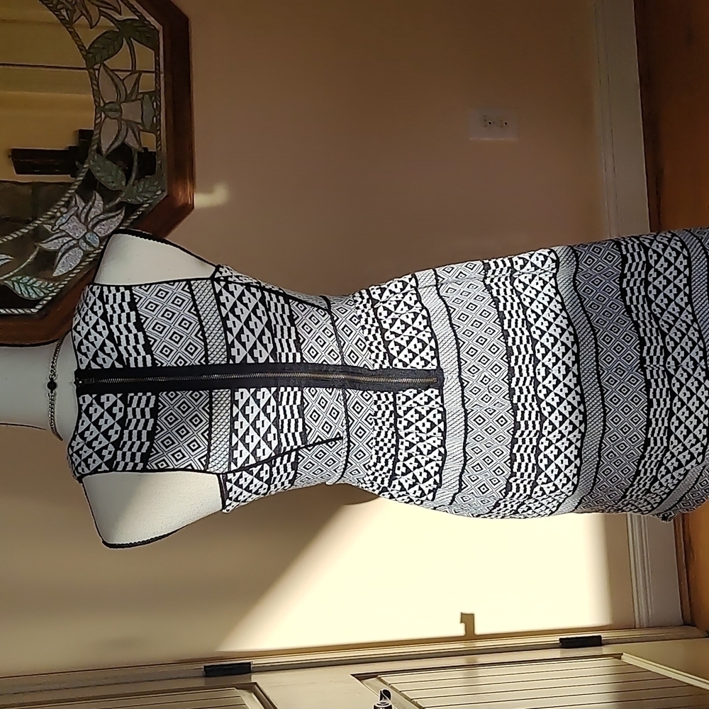 Black and White Ladies Dress Size S - Picture 2 of 5